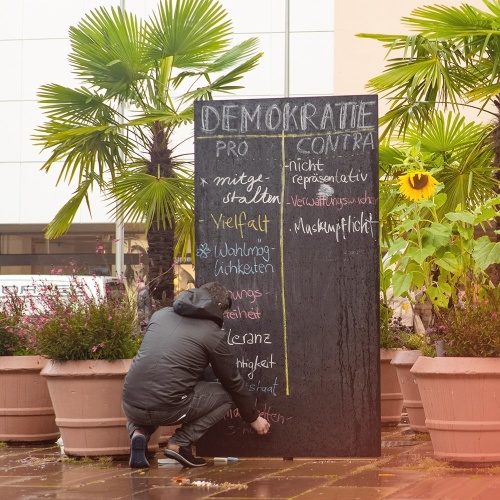 Foto Tafel mit Pro und Contra zur Demokratie Fugee Films